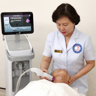 Cuối năm, dập dìu đi làm đẹp an toàn đón Tết